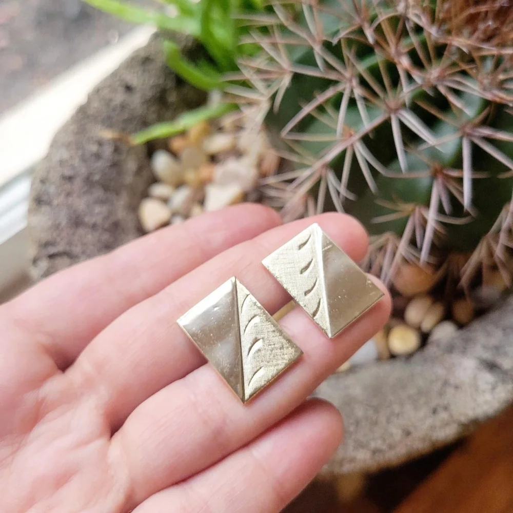 Vintage Pair of Classic Gold Cuff Links